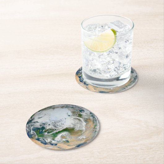 北極圏、ヨーロッパ、アジアを示す地球。 ラウンドペーパーコースター (インサイチュ)