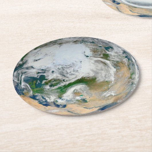 北極圏、ヨーロッパ、アジアを示す地球。 ラウンドペーパーコースター (アングル)