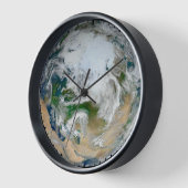 北極圏、ヨーロッパ、アジアを示す地球。 壁時計 (傾斜)