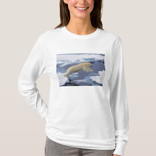 北極、スヴァールバル諸島、体を伸ばすホッキョクグマ Tシャツ (正面)