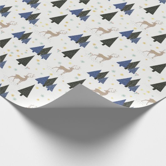 北欧の森林のシカとクリスマスツリー ラッピングペーパー (角)