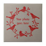 北欧の鳥リース写真 タイル<br><div class="desc">スカンジバードとバラお尻リースペーパーカットスタイルデザイン。フェスティバルの赤の中立的な背景、に自分の写真を追加しカスタマイズた。</div>