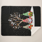 北欧格言3人とそのクリスマスツリー シェルパブランケット (正面(横))