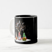 北欧格言3人とそのクリスマスツリー ツートーンマグカップ (正面左)