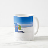 北海のビーチの椅子2つ コーヒーマグカップ (正面右)