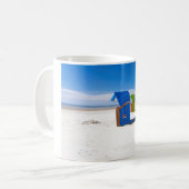 北海のビーチの椅子2つ コーヒーマグカップ (正面左)