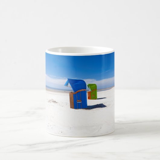 北海のビーチの椅子2つ コーヒーマグカップ (中央)