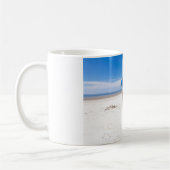 北海のビーチの椅子2つ コーヒーマグカップ (左)