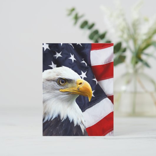 北米国旗に掲げた北アメリカのハゲのワシ ポストカード (スタンド正面)