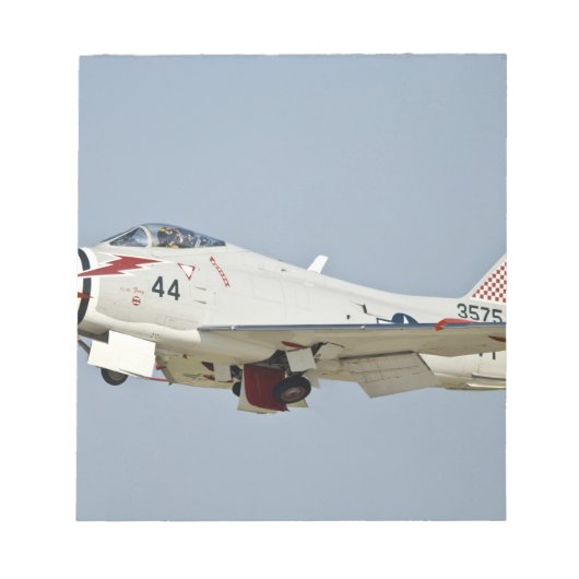 北米海軍FJ2フューリー・ジェット戦闘機飛んでいる ノートパッド (正面)