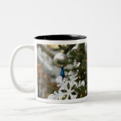 北米.ツリー上のクリスマスの装飾。 ツートーンマグカップ (左)