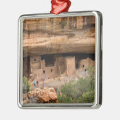 北米、米国、コロラド州。クリフ住居 メタルオーナメント (左)