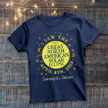 北素晴らし米太陽の食2024年4月カスタム Tシャツ<br><div class="desc">2024年4月8日には、太陽の州、メキシコ、カナダの多くの統一された地域で皆既食が見える。あなたはもしおもしろい視聴パーティーと共に祝このエキサイティングなイベントを企画するパーソナライズされたと、これらの記念Tシャツはあなたにぴったりだ。文字は「2024年4月素晴らし8日に北米太陽のの日食を見た」と言う。 このデザインは、太陽、月、星、および視野眼鏡を含む。こ祝のおもしろいeclipseキープサケとスタイルして太陽のこの珍しい大事な行事!簡単テンプレートを使用して、自分の視聴場所や他の好きな文字を追加する。ご注意：このバージョンのデザインプリント最高のは暗い色のシャツを着ている。淡色のシャツを注文するには、こちらから： https://www.zazzle.com/great_north_american_solar_eclipse_apr_2024_custom_t_shirt-256720354589046182</div>