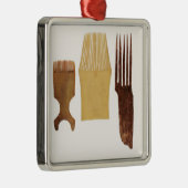 北西アメリカの海岸からのイヌイット族の櫛、 メタルオーナメント (右)