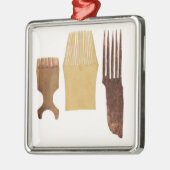 北西アメリカの海岸からのイヌイット族の櫛、 メタルオーナメント (左)