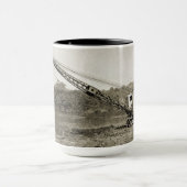 北西クローラクレーン模型105クレーンのオペレータ マグカップ (中央)