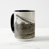 北西クローラクレーン模型105クレーンのオペレータ マグカップ (正面左)