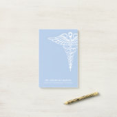 医学のオフィスのパーソナライズな白くおよび青 ポストイット (デスク上)