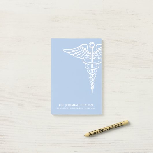 医学のオフィスのパーソナライズな白くおよび青 ポストイット (デスク上)