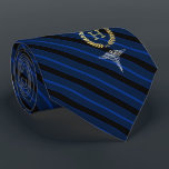 医学のプロフェッショナルによって組み立てられるモノグラムの青 ネクタイ<br><div class="desc">第1を特色にしている医学のプロフェッショナルかフェイクな金ゴールドのリースの中の名字のモノグラムに合う青くストライプので名前入りなタイ。</div>