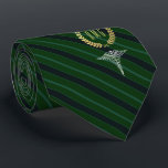 医学の専門のモノグラムのな緑 ネクタイ<br><div class="desc">あなたのの医学のプロフェッショナルかフェイクな金ゴールドのリースの中のあなたのギフトの受け手のモノグラムに合う緑のストライプので名前入りなタイ。</div>