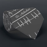 医学博士の心臓専門医の心電図ECG名 ネクタイ<br><div class="desc">このデザインは素晴らし、心臓専門医、医師、ナース、医師、および他の多くの医療従事者のためのものである。心電図パターンは灰色の背景の上に位置し、ネクタイの下部にはネクタイを着用している人の名前を追加する宇宙である。</div>