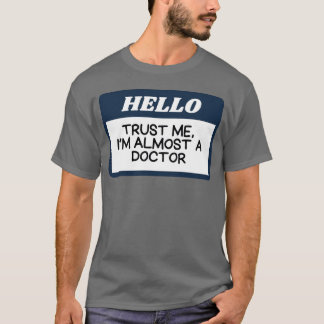 医学生のユーモアある少年 Tシャツ