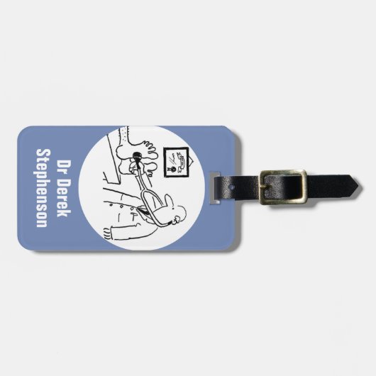 医師おもしろいが聴診器で足をチェック ラゲッジタグ (正面横)