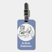 医師おもしろいが聴診器で足をチェック ラゲッジタグ (正面縦)