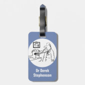 医師おもしろいが聴診器で足をチェック ラゲッジタグ (裏面縦)