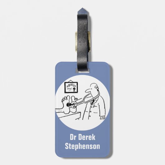 医師おもしろいが聴診器で足をチェック ラゲッジタグ (裏面縦)