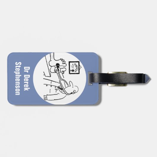 医師おもしろいが聴診器で足をチェック ラゲッジタグ (裏面横)