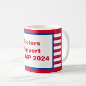 医師がトランプ2024をサポート コーヒーマグカップ (正面右)