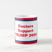 医師がトランプ2024をサポート コーヒーマグカップ (中央)