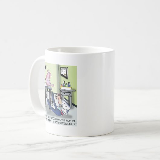 医師がハンマーを手に取り職務上の問題で コーヒーマグカップ (正面左)