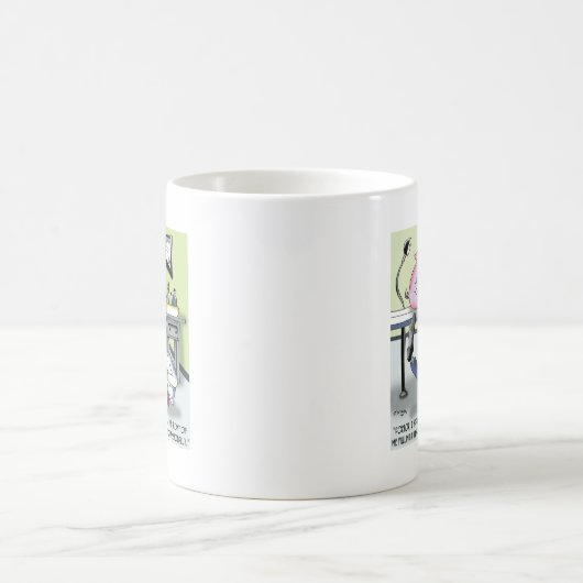 医師がハンマーを手に取り職務上の問題で コーヒーマグカップ (中央)