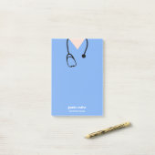 医師のナース病院のスクラブ ポストイット (デスク上)