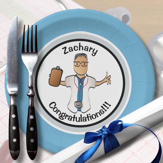 医師の男性医師による卒業式 ペーパープレート