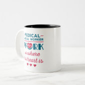 医療ソーシャルワーカーの仕事はハートの場所 ツートーンマグカップ (正面左)