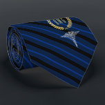 医療プロフェッショナルモノグラムのブルー ネクタイ<br><div class="desc">あなたのストライプのまたはギフトの受け取り側のモノグラムの金ゴールドリース内の医療プロフェッショナルに合わせて調整された青いタイフェイクプ。</div>