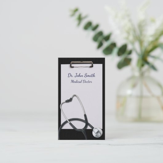 医療用聴診器を持つ黒いクリップボード 名刺 (スタンド正面)