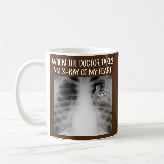 医者が私のペルシャ語のX線を撮おもしろいる時 コーヒーマグカップ (左)
