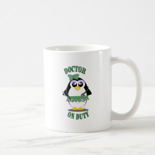 医者勤務中のペンギン(メス) コーヒーマグカップ