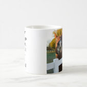 十分なコーヒーを与えられる コーヒーマグカップ (中央)