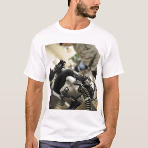 十分に組み立てられた搭乗員のヘルメット Tシャツ