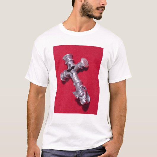 十字の形をしたバイキングのお守り Tシャツ (正面)