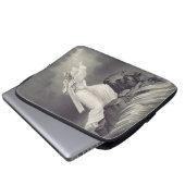 十字架と王冠のクリスチャン記号 ラップトップスリーブ (正面下部)