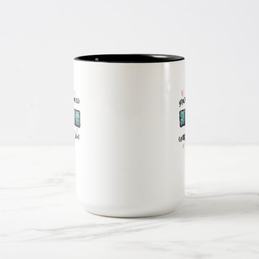 十字架にかかるたびに恵みが勝素朴つ ツートーンマグカップ (中央)