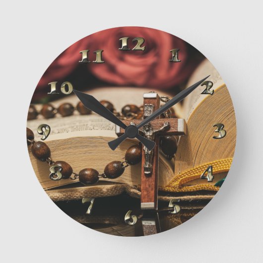 十字架にイエスを乗せた木製の数珠 ラウンド壁時計 (正面)