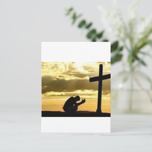 十字架の前にひざまずく ポストカード (スタンド正面)